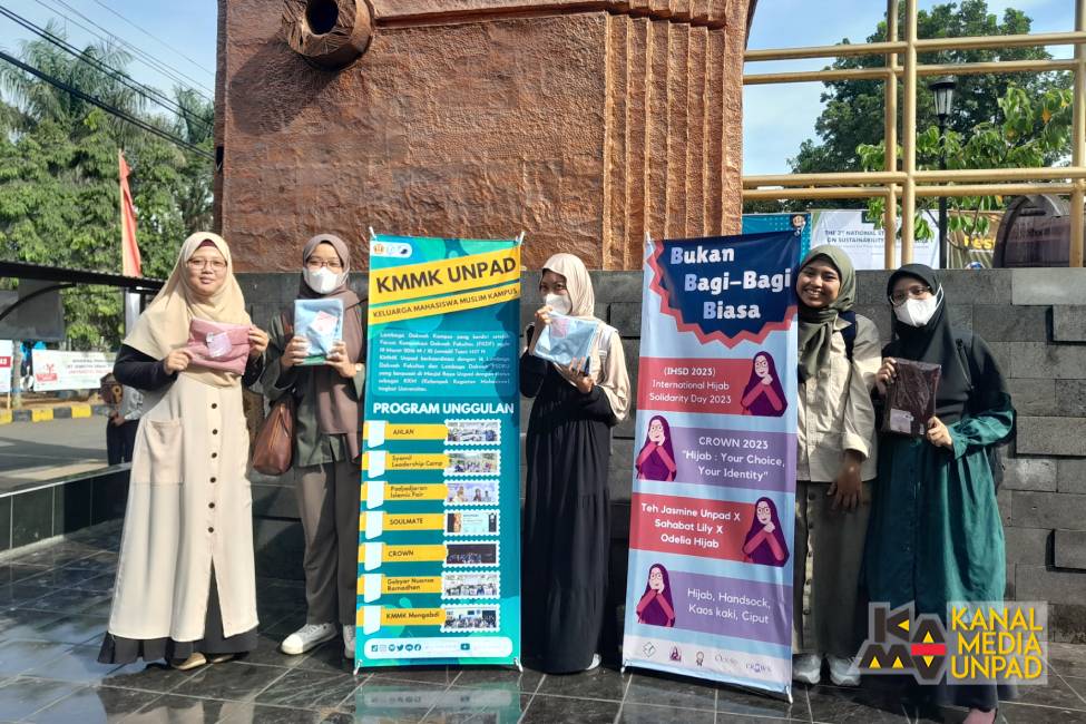 KMMK Unpad Bagikan Hijab Gratis untuk Mahasiswi