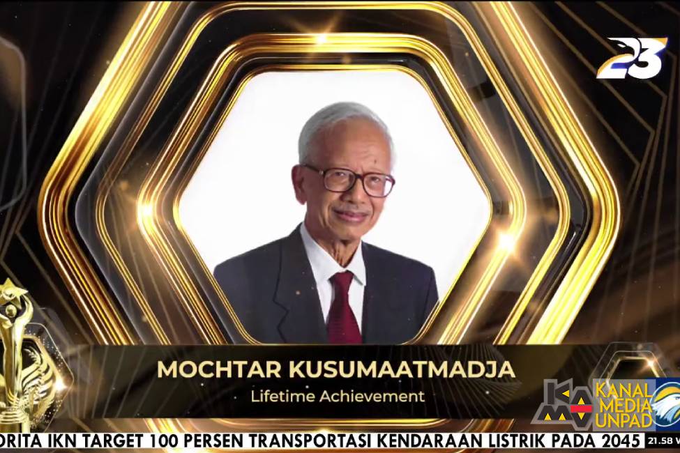 Prof. Mochtar Kusumaatmadja Terima Penghargaan dari Metro TV