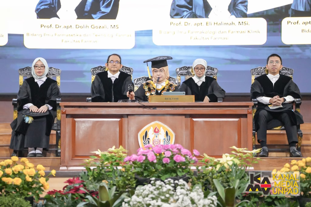 Unpad Gelar Upacara Pengukuhan 14 Guru Besar Baru