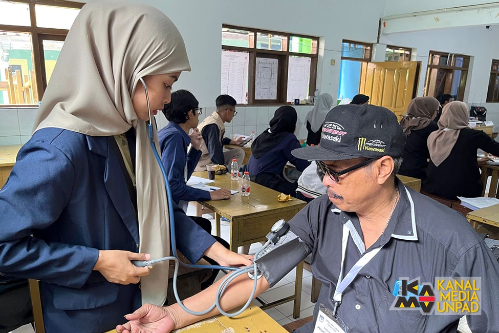 Mahasiswa Profesi Ners Unpad Bantu Pantau Kondisi Kesehatan Petugas PPS