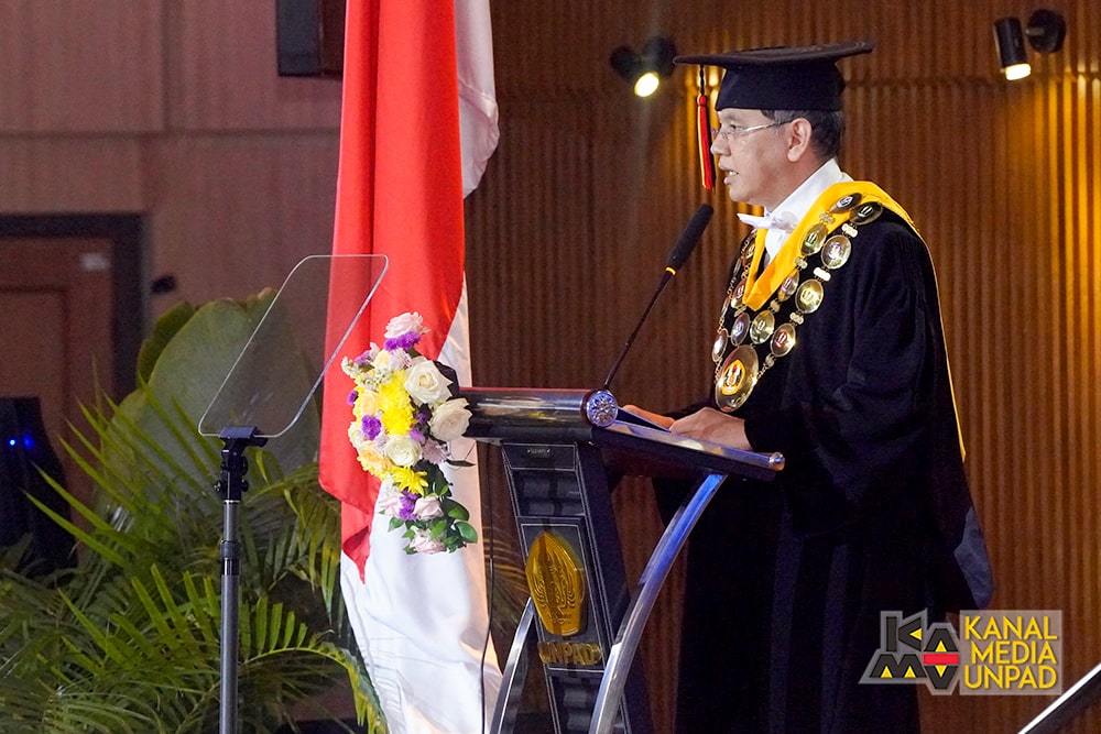 Rektor Ajak Wisudawan Jadi Agen Perubahan yang Bawa Manfaat Bagi Bangsa dan Dunia
