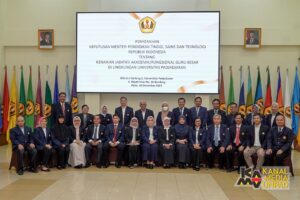 Rektor Serahkan SK Menteri kepada 15 Guru Besar Baru Universitas Padjadjaran