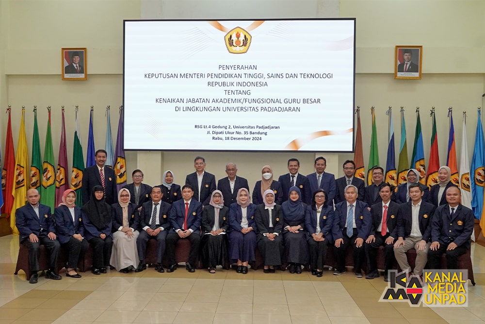 Rektor Serahkan SK Menteri kepada 15 Guru Besar Baru Universitas Padjadjaran
