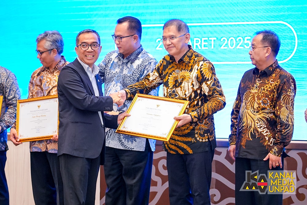 Unpad Raih Apresiasi Perguruan Tinggi Berprestasi Top 500 QS WUR by Subject dari Kemdiktisaintek