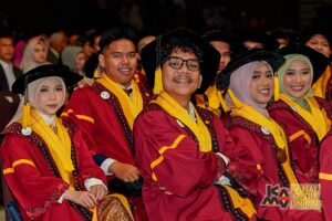Rektor Ajak Lulusan Unpad Selalu Berpikir Kritis dan Memelihara Empati di Tengah Kecanggihan Digital
